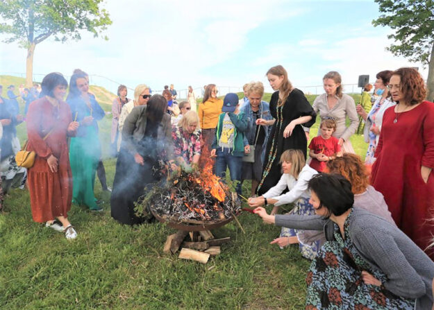 Moterys kadagių dūmais smilkė erdvę, jaukinosi stichijas.Dainiaus Vyto nuotr.