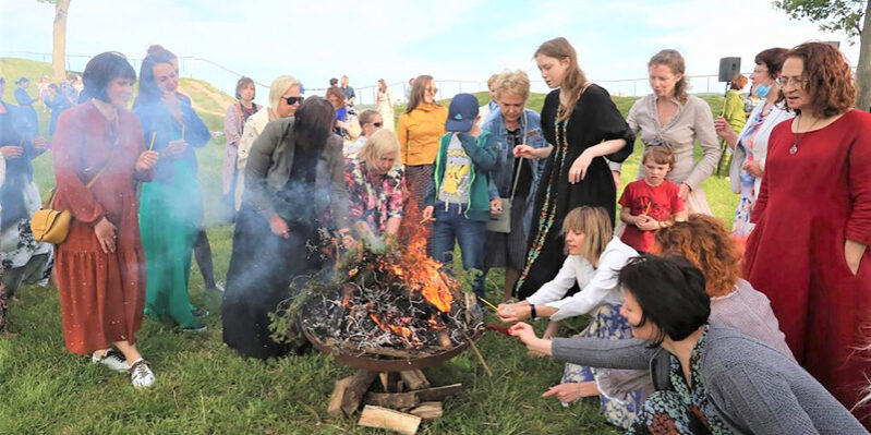 Moterys kadagių dūmais smilkė erdvę, jaukinosi stichijas.Dainiaus Vyto nuotr.